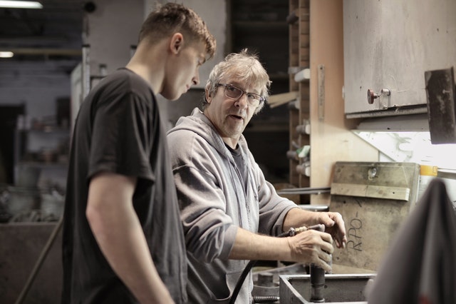 Apprenti apprenant un geste technique