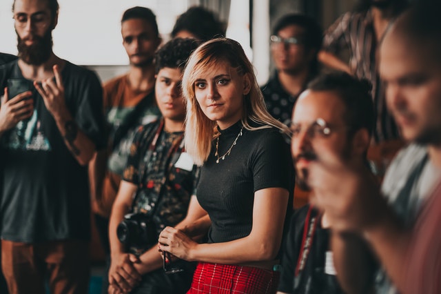 Groupe de jeunes de différentes origines