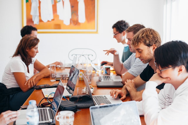 Des personnes en formation avec des ordinateurs