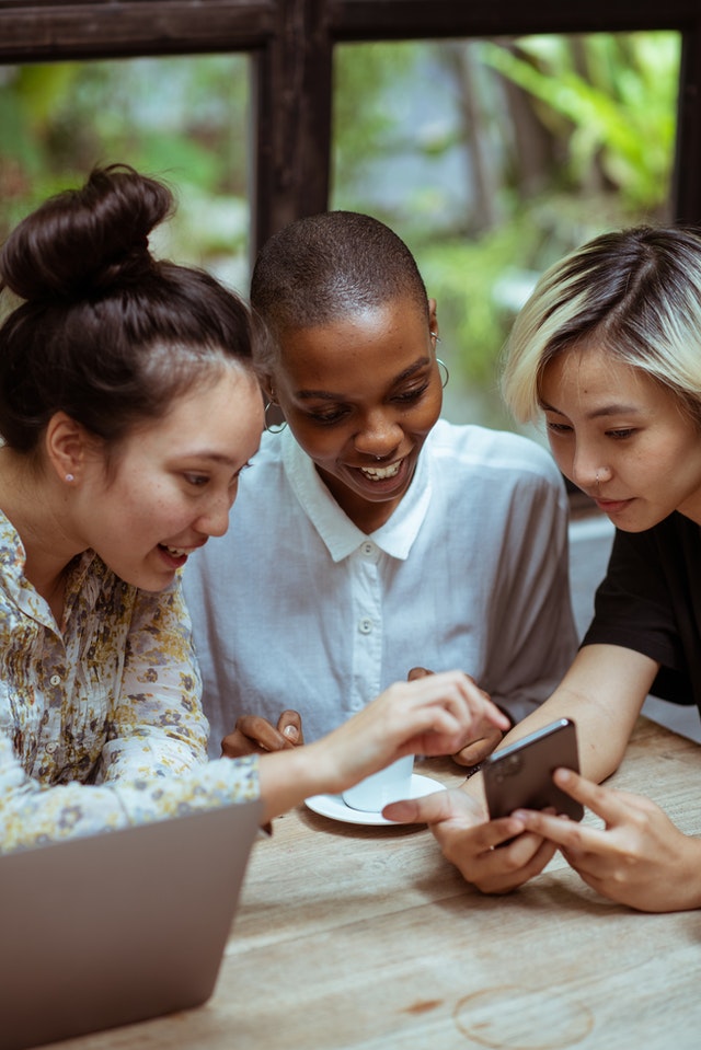 Jeunes femmes consultant un mobile