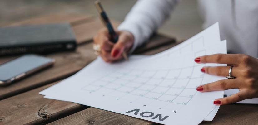 Femme qui remplit un calendrier